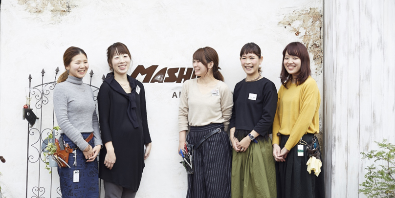 MASHU ADOBE/17名のママ全員が、社員のまま希望の働き方を実現!「母業が第一」企業の時短勤務プラン&協力体制とは?