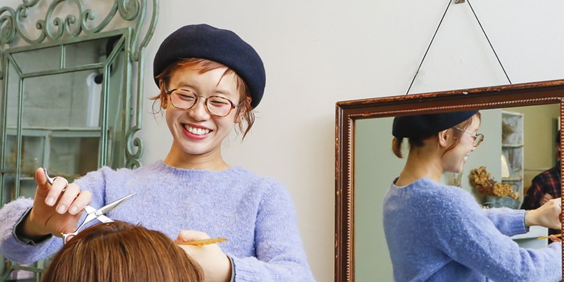 岡村智代さん／8時間の営業時間で平均客単価が1万2,500円！生産性の高いサロンを率いるママ店長の強みとは？