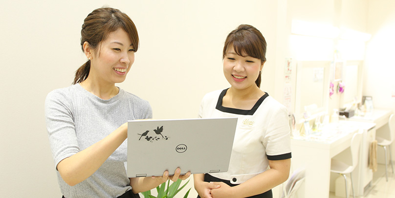 遠藤優佳里さん／育休復帰と同時に部長へ昇進！ 週1出張で飛び回る、まつエクスタッフとは？